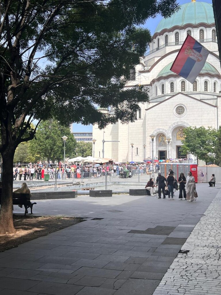 Red ispred Hrama - reprezentativni statistički presek Srbije 6 Hram