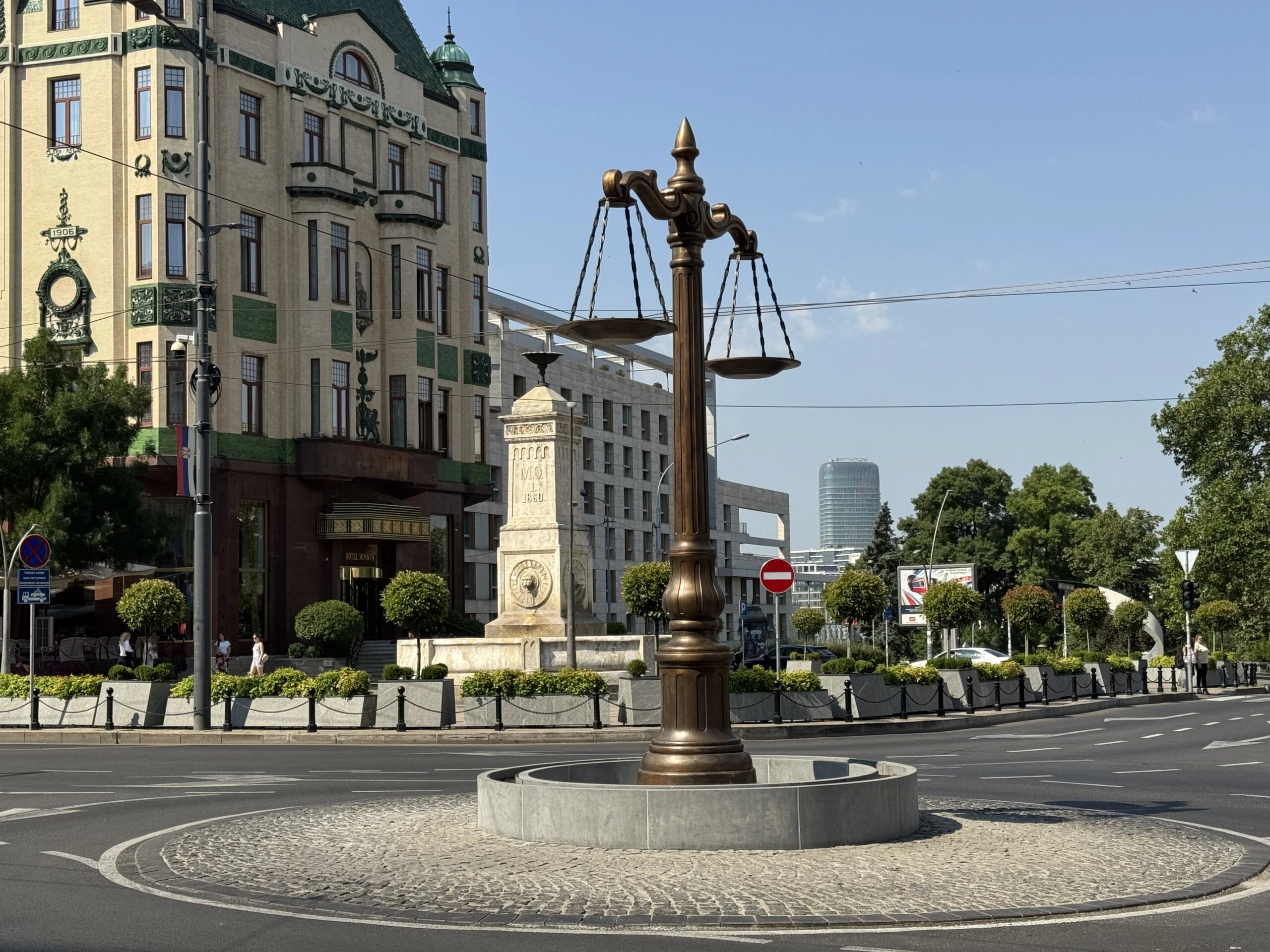 Ruglo zabodeno u srce grada 1 Terazije na Terazijama Foto Vladislav Mitic Nova rs 6