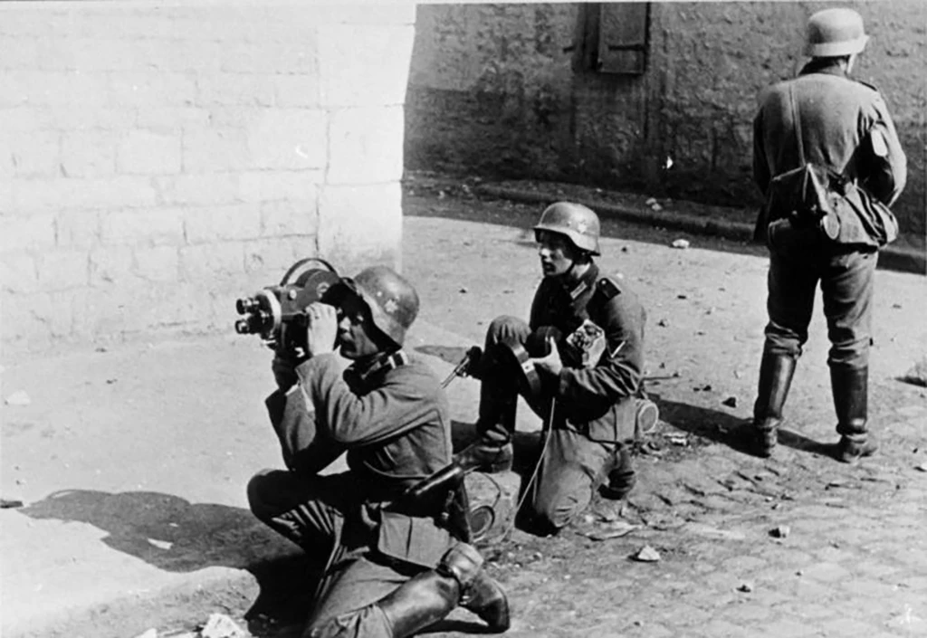 10 Filmska PK ekipa Bundesarchiv Bild 146 2007 0202 Frankreich Filmberichter einer PK wikipedia Frankrike copy