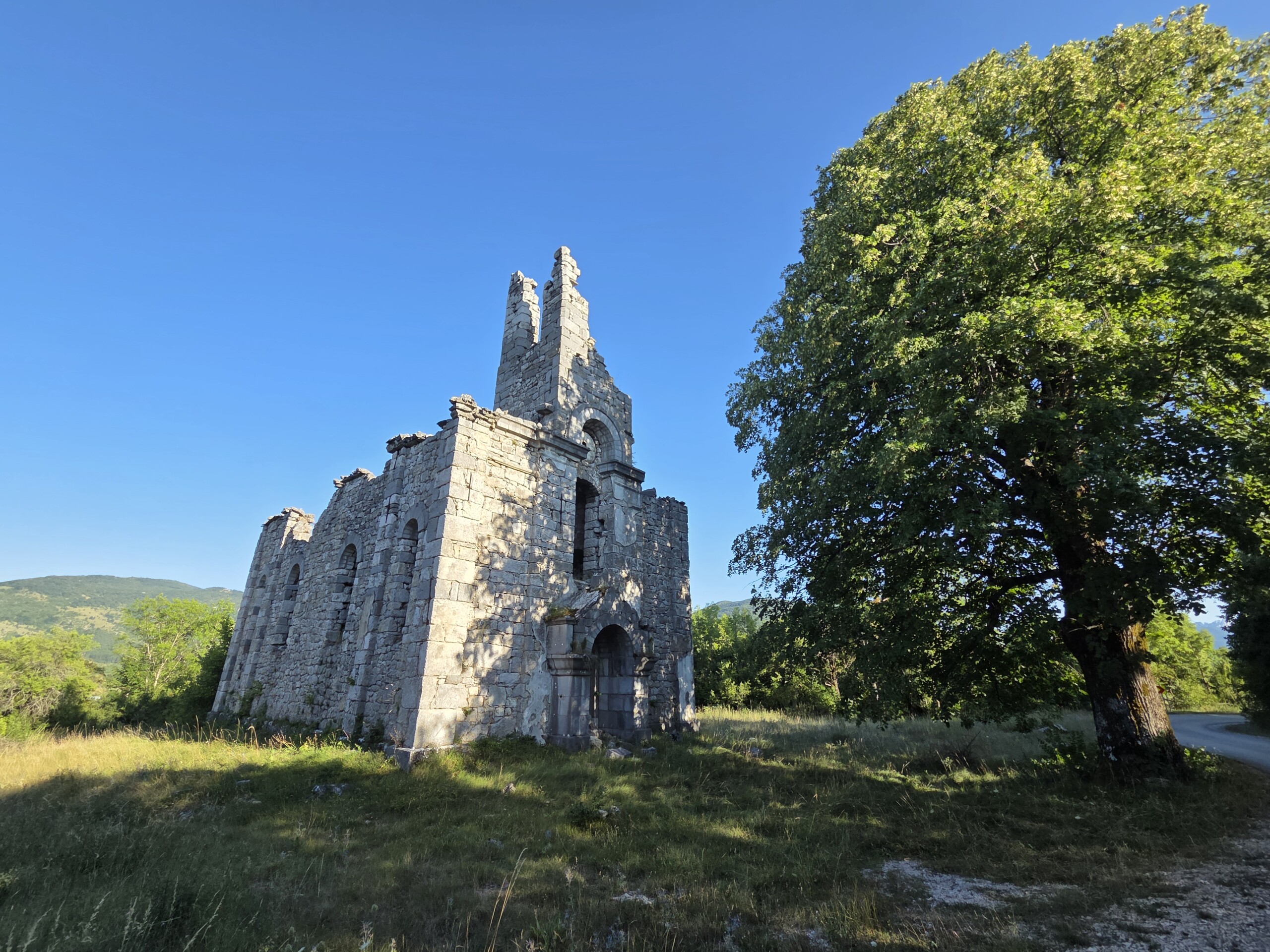 srusena crkva gospic