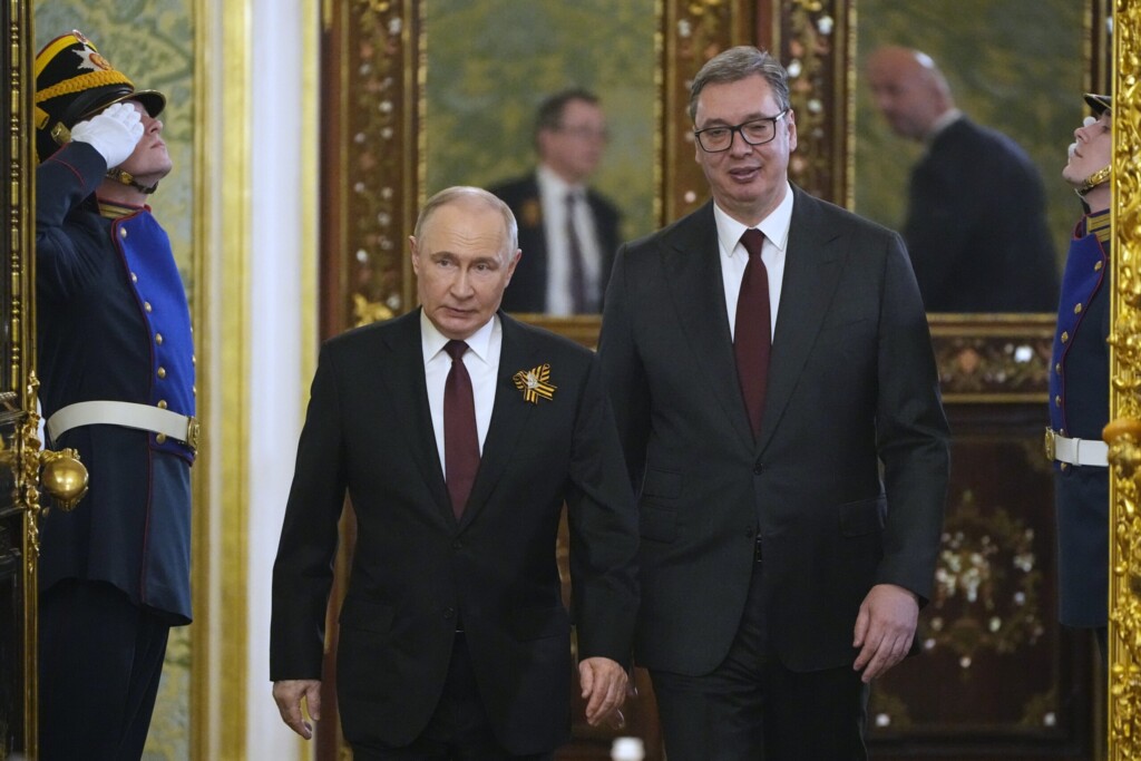 Vučić u tesnoj jagnjećoj koži 2 13030104