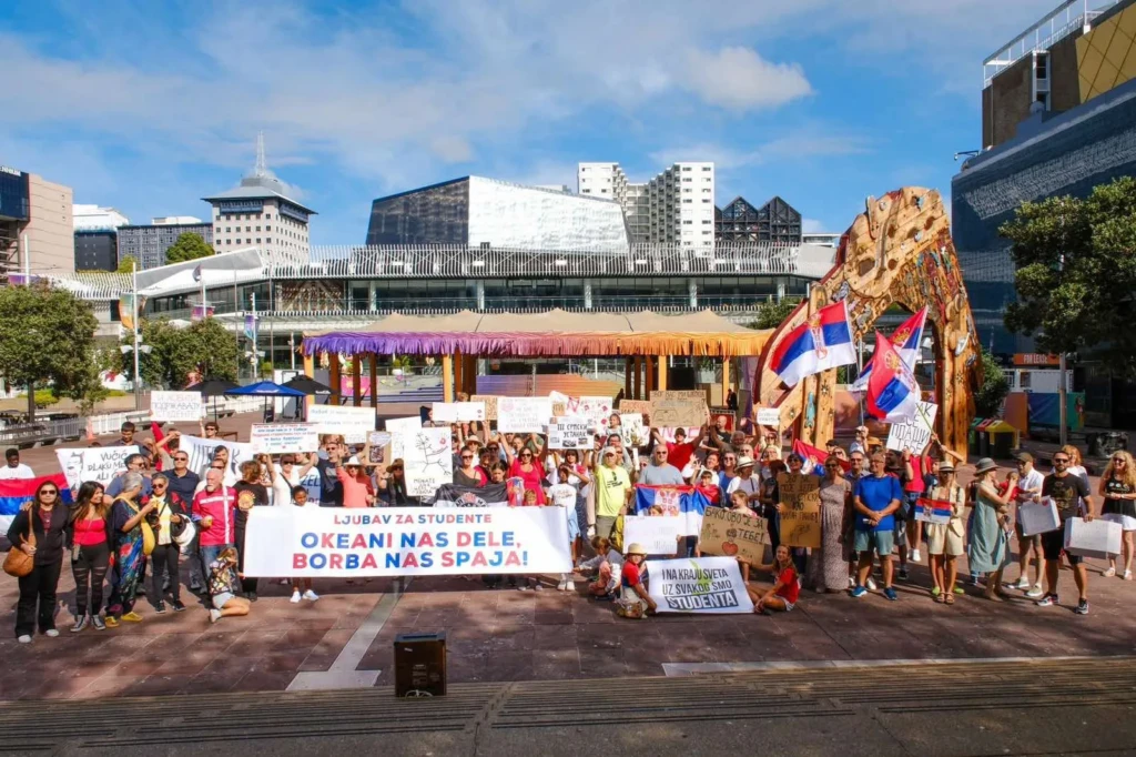 Zastavu su sveli na krpu, himnu na porugu, patriotizam na biznis 3 1790339807 novi zeland srpska dijaspora podrsk.original